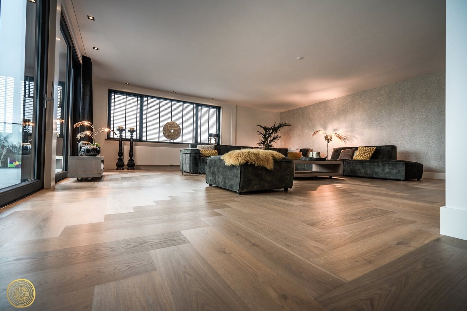 Lichte visgraatvloer in een warm interieur met donkere meubels