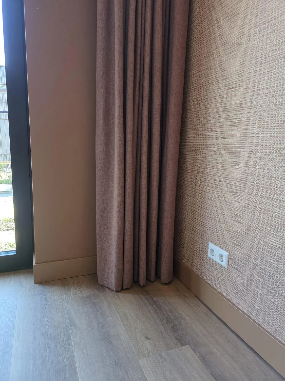 Hotel-chique plint in een warme aardetint — hoek en aansluiting